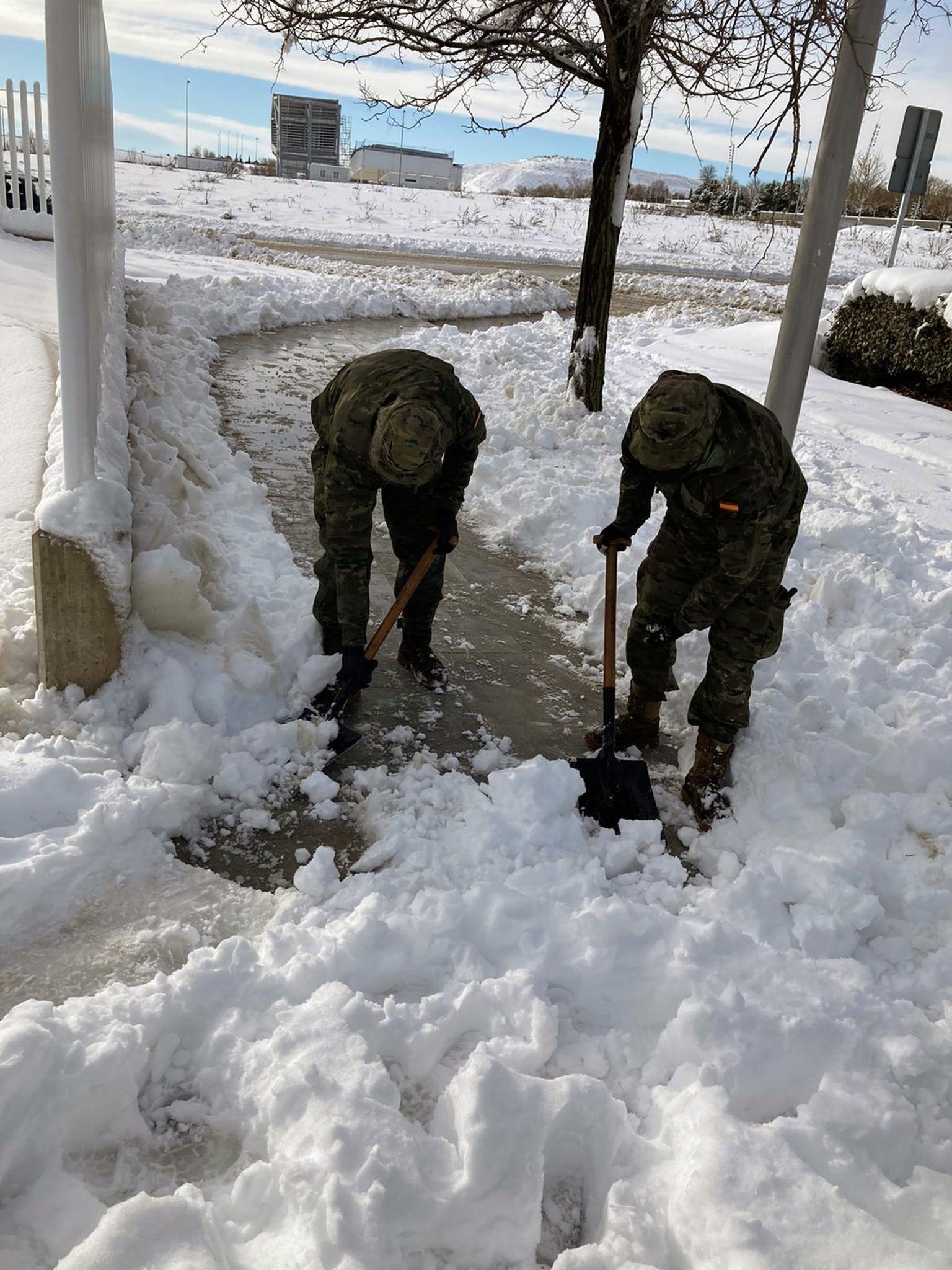 最新暴雪提示，應(yīng)對(duì)冬季暴風(fēng)雪，保障安全出行